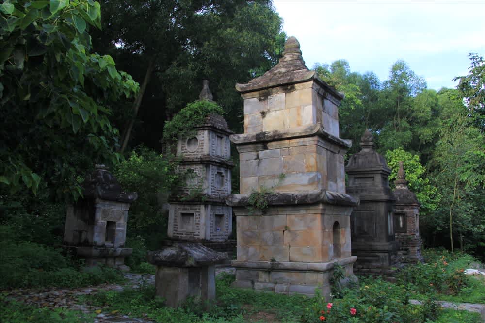 Vườn tháp cổ với hơn 32 ngọn tháp đá rêu phong tại chùa Phật Tích, huyện Tiên Du, tỉnh Bắc Ninh